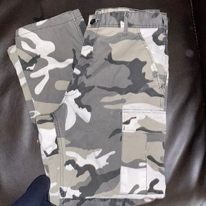 Camp cargos size 34x32